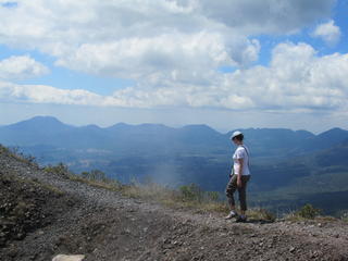 V. admirant la vue en haut du volcan, fév. 2012 V. admirant la vue en haut du volcan